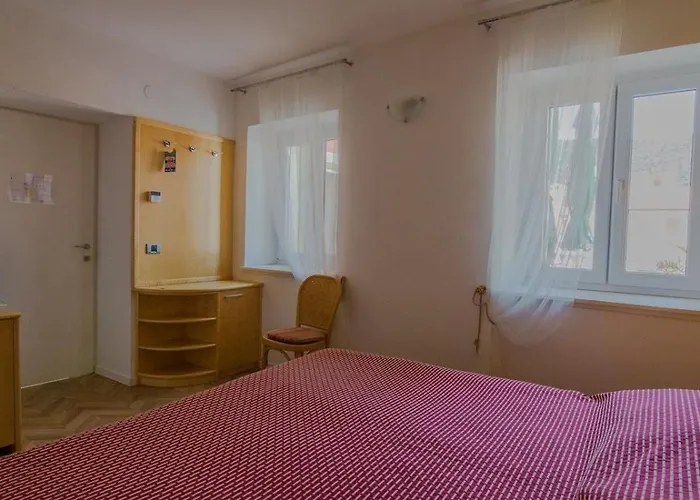 Πανσιόν Saturn Veli Lošinj