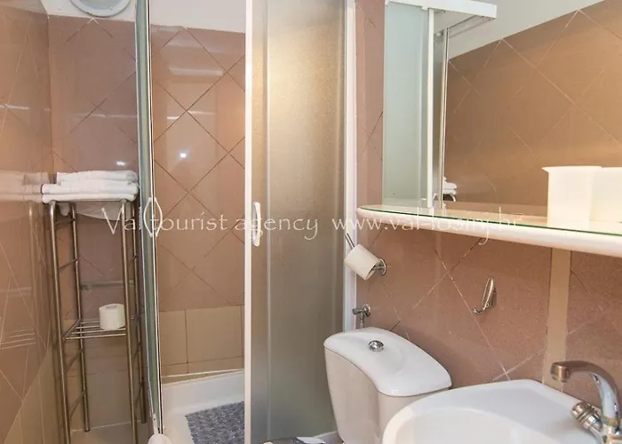 Saturn بيت ضيافة *