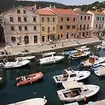Saturn Πανσιόν Veli Lošinj