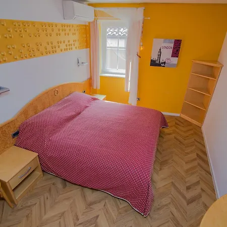 Saturn Pensión Veli Lošinj